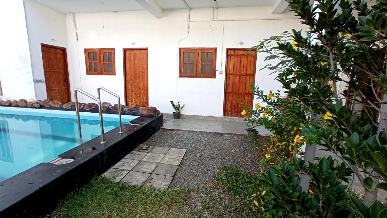 Bed and Breakfast River Side & Swimming Pool à Uda Walawe Extérieur photo