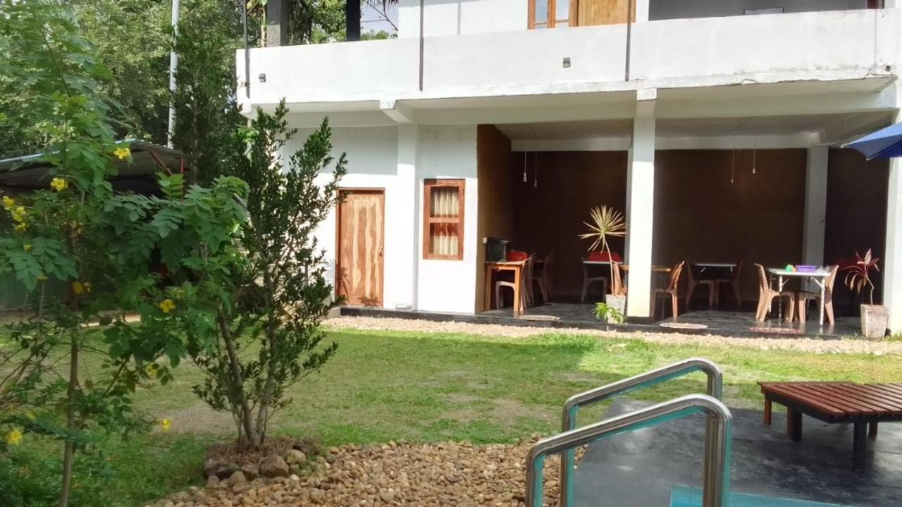 Bed and Breakfast River Side & Swimming Pool à Uda Walawe Extérieur photo